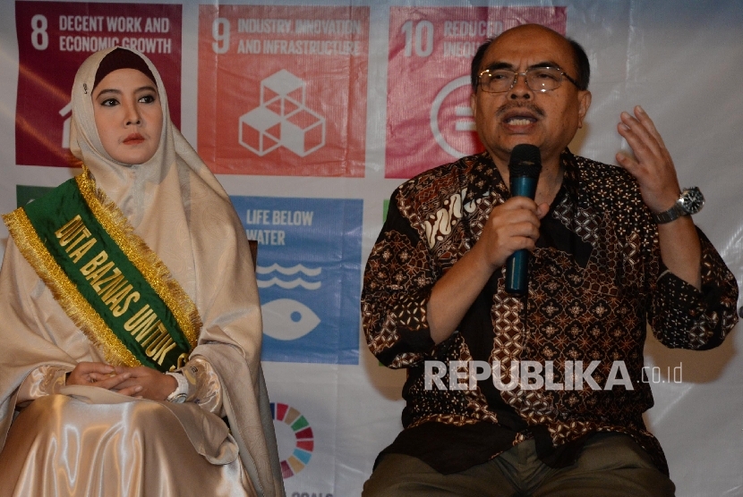 Ketua Baznas Bambang Sudibyo (kanan), dan Duta Baznas untuk SDG's Peggy Melati Sukma menggelar konferensi pers seusai penunjukan Duta Baznas SDG's di Jakarta, Rabu (14/12).