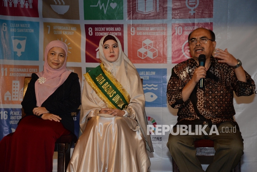 Ketua Baznas Bambang Sudibyo (kanan), Duta Baznas untuk SDG's Peggy Melati Sukma (tengah), dan Anggota Baznas Emmy Hamidiyah menggelar konferensi pers seusai penunjukan Duta Baznas SDG's di Jakarta, Rabu (14/12). Badan Amil Zakat Nasional (Baznas) menunjuk