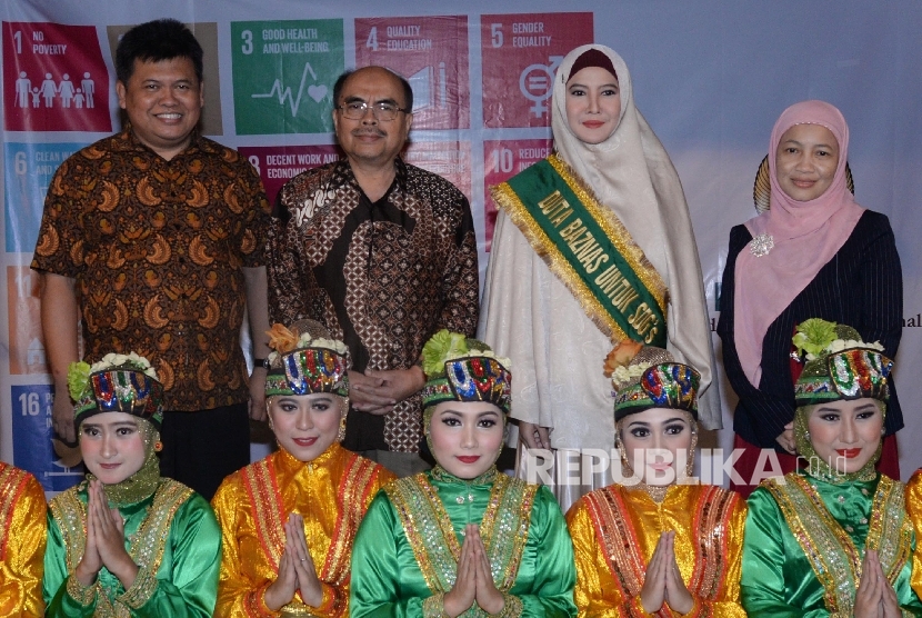 Ketua Baznas Bambang Sudibyo (kedua kiri), Duta Baznas untuk SDG's Peggy Melati Sukma (kedua kanan), Anggota Baznas Emmy Hamidiyah (kanan), Direktur Amil Zakat Nasional Baznas Arifin Purwakananta berfoto bersama seusai penunjukan Duta Baznas SDG's di Jakar