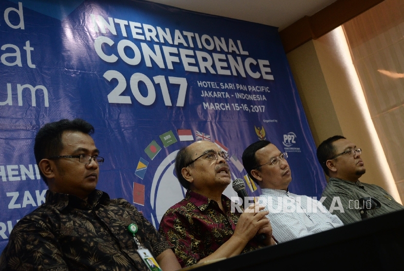 Ketua Baznas Bambang Sudibyo (kedua kiri), Sekjen World Zakat Forum (WZF) Ahmad Juwaini (kedua kanan), Pemimpin Pusat Pungutan Zakat (PPZ) Malaysia Amran Hazali (kanan), dan Ketua Panitia WZF Ahmad Hambali meggelar konferensi pers di kantor Baznas, Jakarta