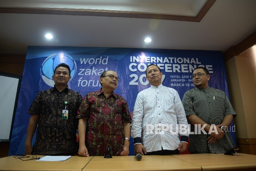 Ketua Baznas Bambang Sudibyo (kedua kiri), Sekjen World Zakat Forum (WZF) Ahmad Juwaini (kedua kanan), Pemimpin Pusat Pungutan Zakat (PPZ) Malaysia Amran Hazali (kanan), dan Ketua Panitia WZF Ahmad Hambali meggelar konferensi pers di kantor Baznas, Jakarta