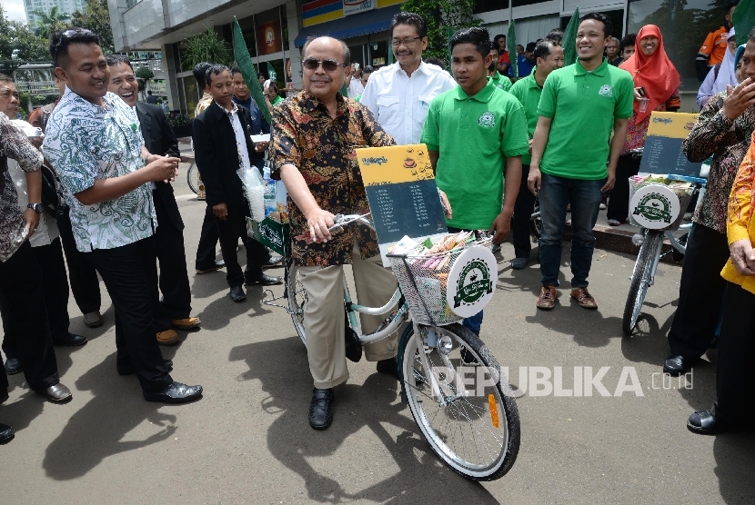  Ketua Baznas Bambang Sudibyo menaiki kopi sepeda saat acara milad ke-16 Baznas di kantor Baznas, Jakarta, Selasa (17/1).