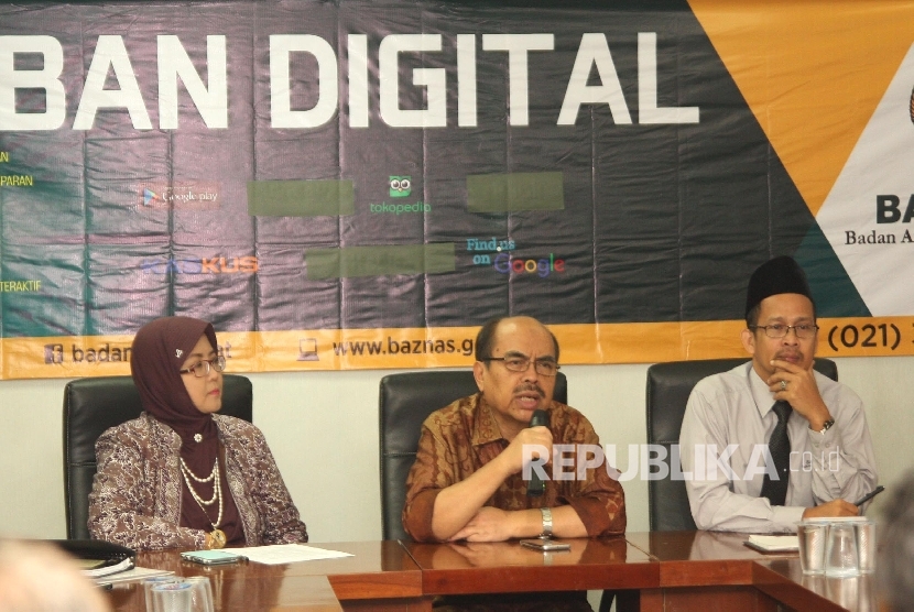 Ketua BAZNAS Bambang Sudibyo (tengah) didampingi Anggota BAZNAS Nana Mintarti (kiri) dan Direktur M Nasir Tajung, menyampaikan mengenai program Kurban Digital, di Jakarta, Senin (29/8).