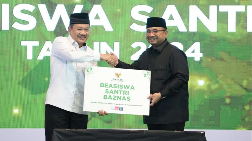 Ketua Baznas KH Noor Achmad (kiri) bersalaman dengan Menag Yaqut saat acara peluncuran Beasiswa Santri di Hotel Bidakara, Jakarta, Selasa  (15/10/2024).