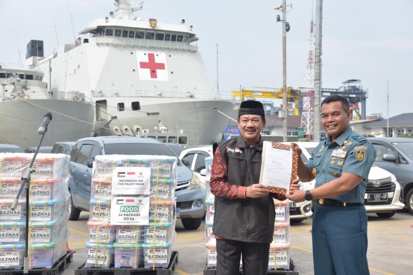 Chairman of Baznas H Noor Achmad with Head of Maritime Potential Service of Indonesian Navy Brigadier General (Mar) Gatot Mardiyono, during the distribution of humanitarian aid to Palestine.