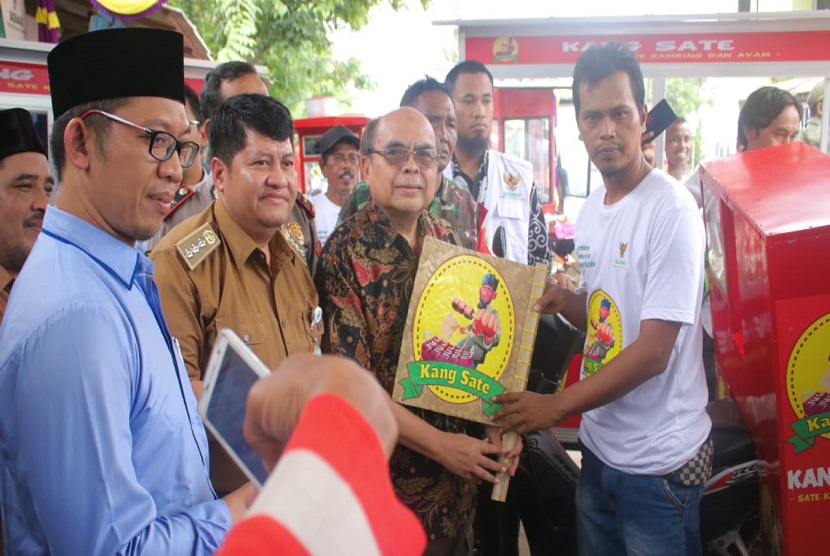 Ketua Baznas RI, Prof. Dr. H. Bambang Sudibyo, MBA, CA meresmikan kelompok usaha sate yang diberi nama Gartim Setia Rasa di Kecamatan Cabangbungin, Kabupaten Bekasi, Senin (17/2). dok Umar Mukhtar