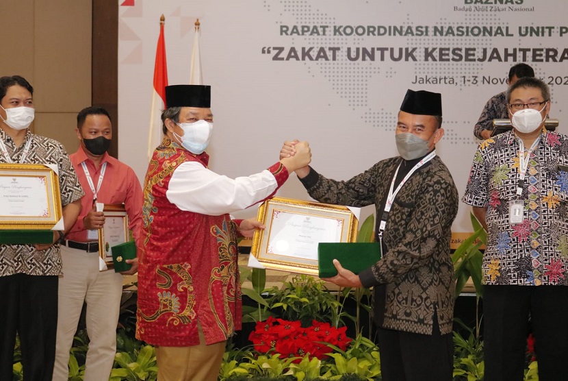 Ketua BAZNAS RI Prof. Dr. KH. Noor Achmad, MA. saat menyerahkan Penghargaan Kelembagaan UPZ Terbaik 2021 dalam acara Rakornas UPZ yang diselenggarakan di Jakarta, Selasa (2/11) malam. 
