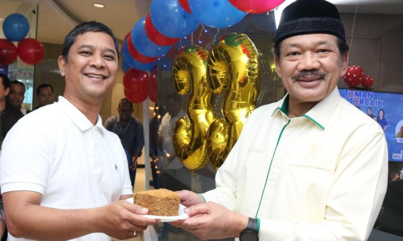 Ketua BAZNAS RI Prof. Dr. KH. Noor Achmad, MA. menerima potongan kue dari Pemred MNC Trijaya Gaib Maruto Sigit saat menghadiri ulang tahun ke-33 Radio MNC Trijaya di Jakarta, Selasa (26/9/2023).