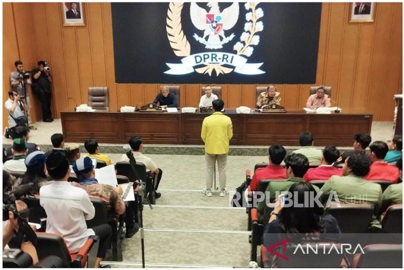 Ketua BEM Universitas Indonesia Agus Setiawan menyampaikan aspirasi di hadapan Wakil Ketua DPR RI Sufmi Dasco Ahmad, Saan Mustopa, dan Cucun Ahmad Syamsurizal di kompleks parlemen, Jakarta, Rabu (3/9/2025).