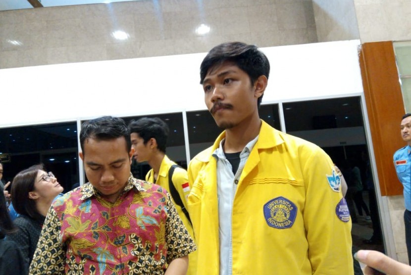 Ketua BEM Universitas Indonesia, Manik Marganamahendra usai audiensi dengan anggota DPR di Gedung Nusantara I, Kompleks Parlemen, Jakarta, Senin (23/4).