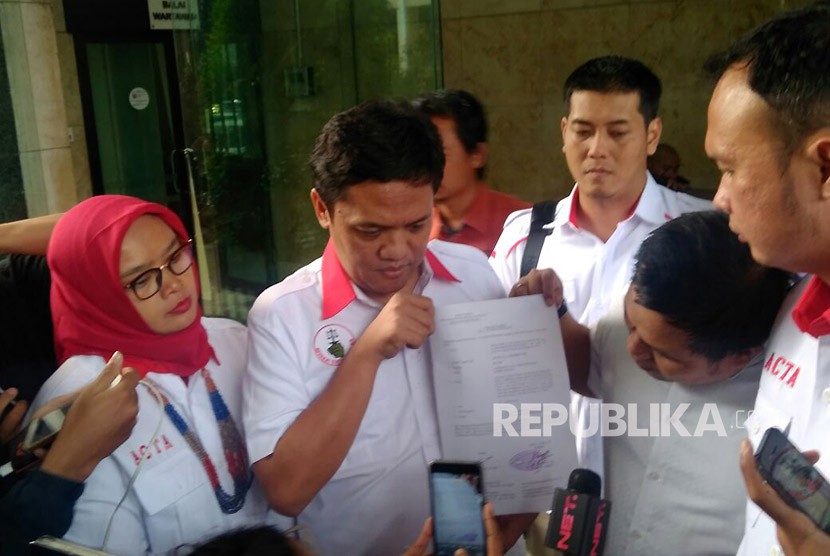 Ketua Bidang Advokasi DPP Partai Gerindra Habiburokhman bersama Advokat Cinta Tanah Air (ACTA) melaporkan akun Instagram terkait fitnah pada Prabowo Subianto. Bareskrim Polri, Jumat (2/3).
