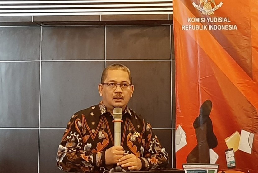 Ketua Bidang Hubungan Antar Lembaga dan Layanan lnformasi Komisi Yudisial (KY) Farid Wadji dalam acara   Sinergitas Komisi Yudisial dengan Media Massa di  Bandung, Kamis (18/7). 