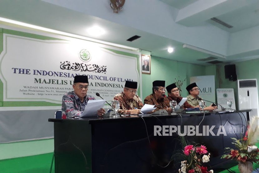  Ketua bidang Hukum dan Perundang-undangan MUI, Basri Bermanda (tengah) memimpin konferensi pers terkait sikap Dewan Pimpinan MUI tentang pencantuman kolom kepercayaan dalam kolom agama KTP-El di Gedung MUI, Jakarta Pusat, Rabu (17/1). 