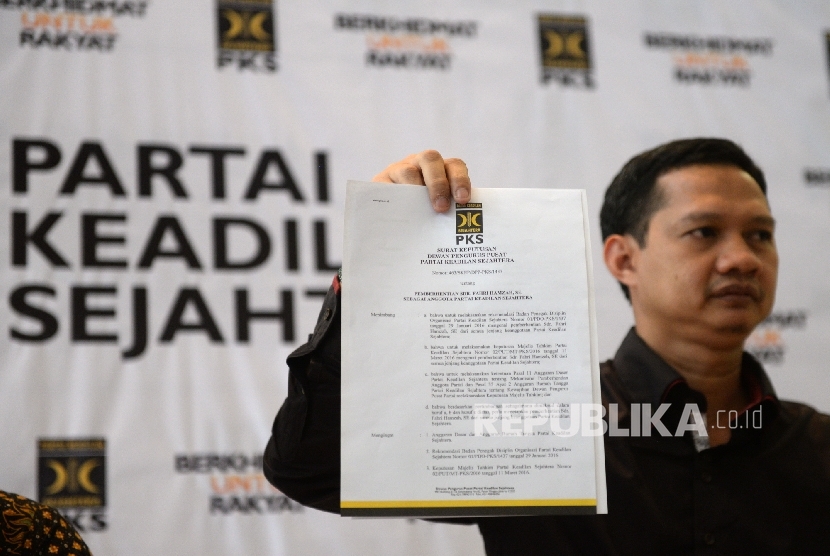  Ketua Bidang Humas DPP PKS Dedi Supriadi menunjukan surat pemecatan Fahri Hamzah saat konferensi pers di kantor DPP PKS, Jakarta, Senin (4/4). (Republika/Wihdan Hidayat)