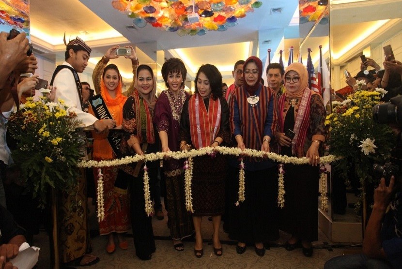 Ketua Bidang Pengembangan Usaha Dekranas Bintang Puspayoga membuka event IBT Expo 2018, di Regency Mainhall-Hotel Garden Palace, Surabaya