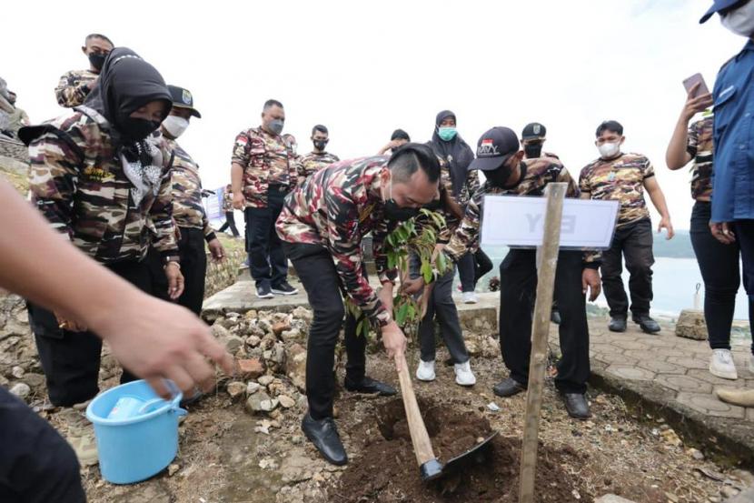 Ketua Bidang Pertahanan dan Keamanan Forum Komunikasi FKPPI Pusat, Edhie Baskoro Yudhoyono menanam pohon bersama pengurus FKPPI Pacitan 