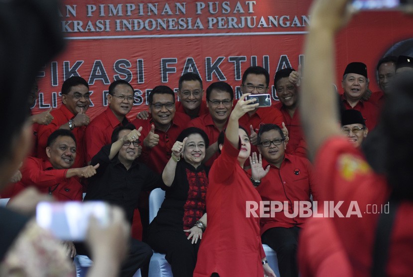 Ketua Bidang Politik dan Keamanan DPP PDI Perjuangan nonaktif Puan Maharani (ketiga kanan) berswafoto bersama Ketua Umum PDI Perjuangan Megawati Soekarnoputri (ketiga kiri), Sekjen PDIP Hasto Kristiyanto (kedua kanan), dan jajaran pengurus partai usai verifikasi faktual partai politik peserta Pemilu 2019 oleh KPU RI di kantor DPP PDI Perjuangan, Lenteng Agung, Jakarta, Senin (29/1).