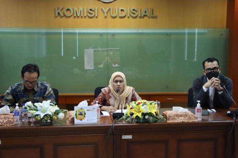  Ketua Bidang Rekrutmen Hakim KY Siti Nurdjanah (tengah) membacakan pengumuman hasil seleksi Calon Hakim Agung dan Calon Hakim Adhoc HAM pada Jumat (3/2) sore. 