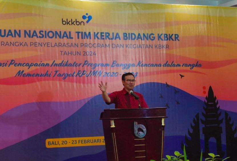 Ketua BKKBN, Hasto Wardoyo saat berbicara dalam kegiatan Pertemuan Nasional Tim Kerja Bidang KBKR dalam rangka Penyelarasan Program dan Kegiatan KBKR, Rabu (21/02/2024). 