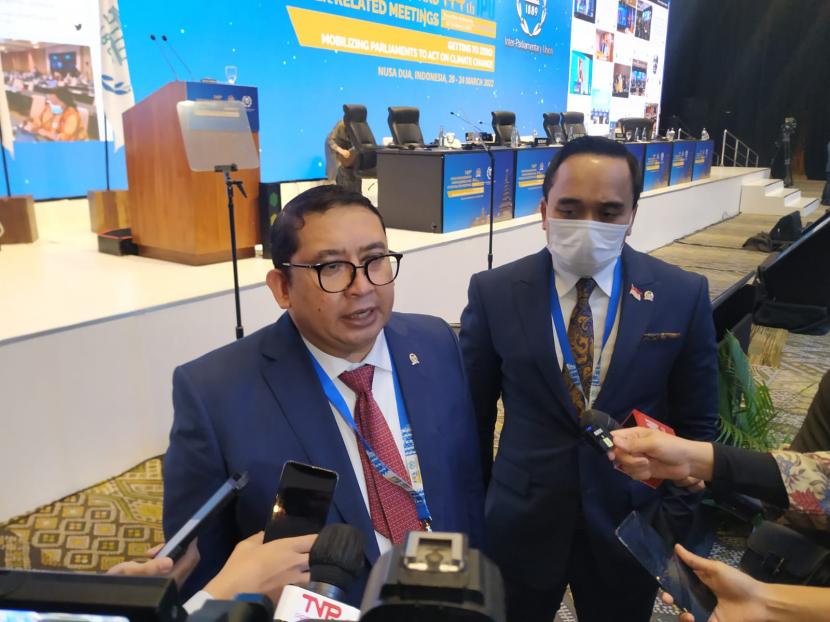 Ketua BKSAP DPR RI, Fadli Zon (kiri), memberikan keterangan kepada pers usai sesi debat umum dalam rangkaian sidang IPU ke-144, Nusa Dua, Bali, Senin (21/3).  