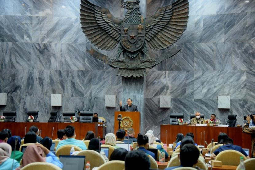 Ketua BKSAP DPR RI Fadli Zon saat memberikan materi kuliah umum di Gedung Nusantara, Senayan, Jakarta, Senin (12/9/2022).