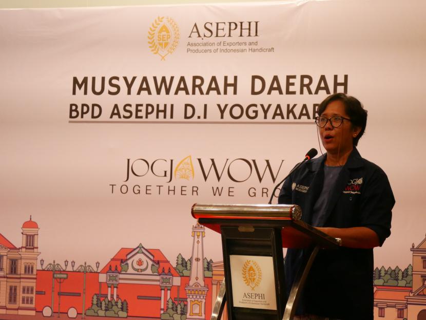 Ketua BPD ASEPHI DIY periode 2018-2023, Emirita Pratiwi, saat memberikan sambutan pada acara Musyawarah Daerah (Musda) VII Badan Pengurus Daerah (BPD) Asosiasi Eksportir dan Produsen Handicraft Indonesia (ASEPHI) DIY di Yogyakarta, Kamis (26/10/2023). 