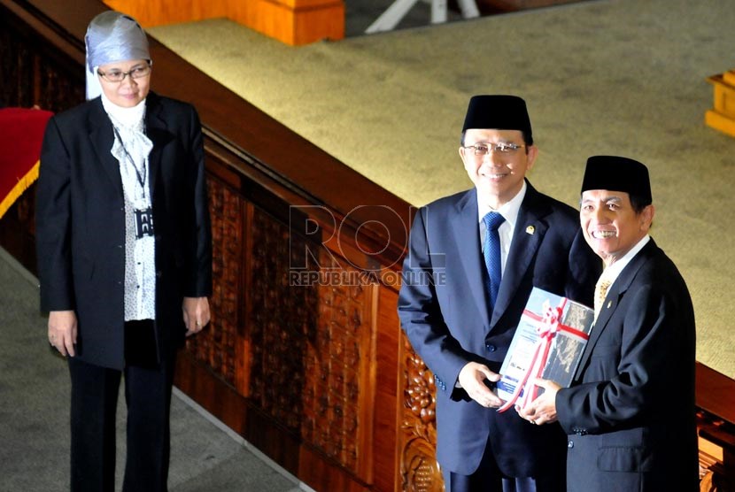  Ketua BPK Hadi Poernomo (kanan) saat menyerahkan berkas kepada Ketua DPR Marzuki Alie (kiri) dalam rapat paripurna di gedung DPR, Kompleks Parlemen Senayan, Jakarta, Selasa (11/6).     (Republika/Prayogi)