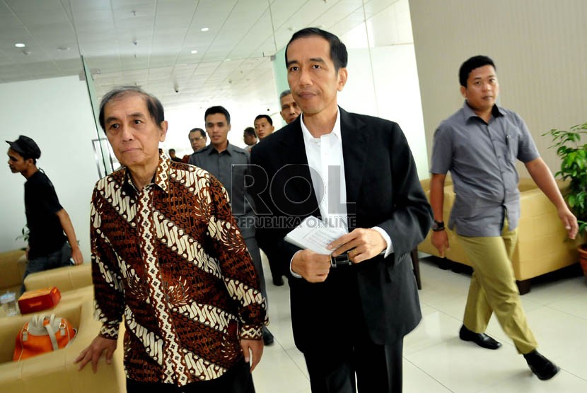   Ketua BPK Hadi Purnomo (kiri) bersama Gubernur DKI Jakarta Joko Widodo usai pertemuan di Kantor BPK, Jakarta, Senin (7/10). (Republika/Prayogi)