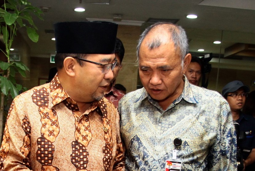Ketua BPK Harry Azhar Azis (kiri) berbincang bersama Ketua KPK Agus Raharjo (kanan) saat akan melakukan pertemuan antara KPK dengan BPK di kantor BPK, Jakarta, Rabu (13/1). 
