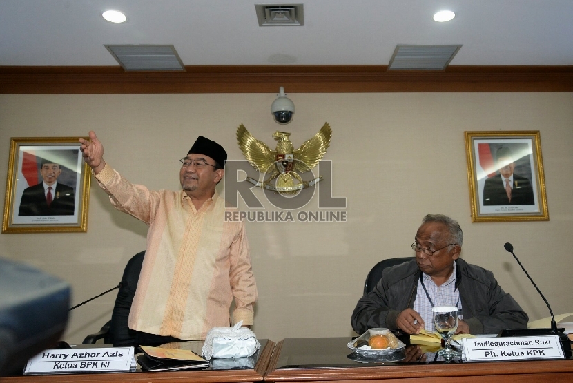 Ketua BPK Harry Azhar Azis (Kiri) dan Plt Ketua KPK Taufiequrachman Ruki sebelum melakukan pertemuan tertutup di Gedung BPK, Jakarta, Rabu (11/3).
