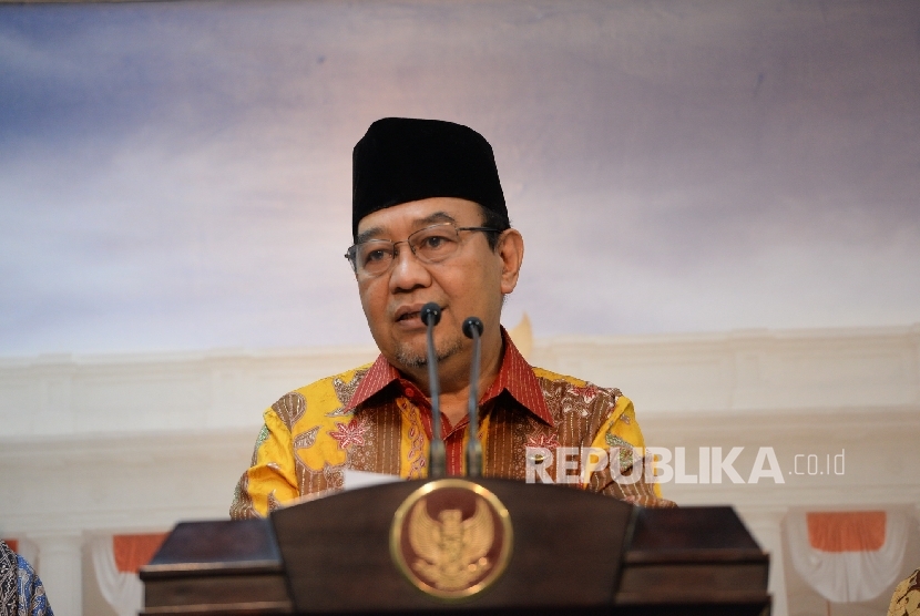 Ketua BPK Harry Azhar Azis menggelar konferensi pers usai menyerahkan hasil pemeriksaan atas laporan keuangan pada emerintah pusat 2015 kepada Presiden Joko Widodo di Istana Merdeka, Jakarta, Rabu (5/10).