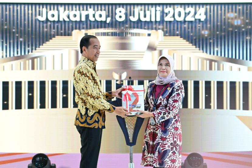 Ketua BPK Isma Yatun menyampaikan Laporan Hasil Pemeriksaan (LHP) Atas Laporan Keuangan Pemerintah Pusat (LKPP) Tahun 2023 dan Ikhtisar Hasil Pemeriksaan Semester II Tahun 2023 kepada Presiden Joko Widodo di Jakarta Convention Center, Senin (8/7/2024).