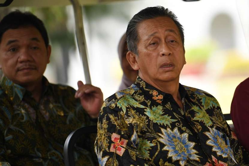 Ketua BPK Moermahadi Soerja Djanegara (kanan) meninggalkan Kompleks Istana Kepresidenan usai bertemu Presiden Joko Widodo di Jakarta, Kamis (4/10). 