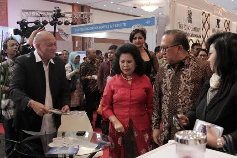 Ketua BPPI Wiryanti Sukamdani (baju merah) bersama Wamen Parekraf Sapta Nirwandar saat meninjau salah satu booth di ajang ITCEF 2014