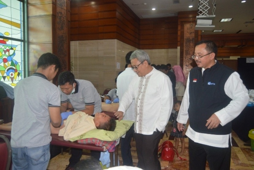 Ketua BPZIS Mandiri, Tedi Nurhikmat (dua dari kanan) menyaksikan khitanan massal di Plaza Mandiri, Ahad (20/12)