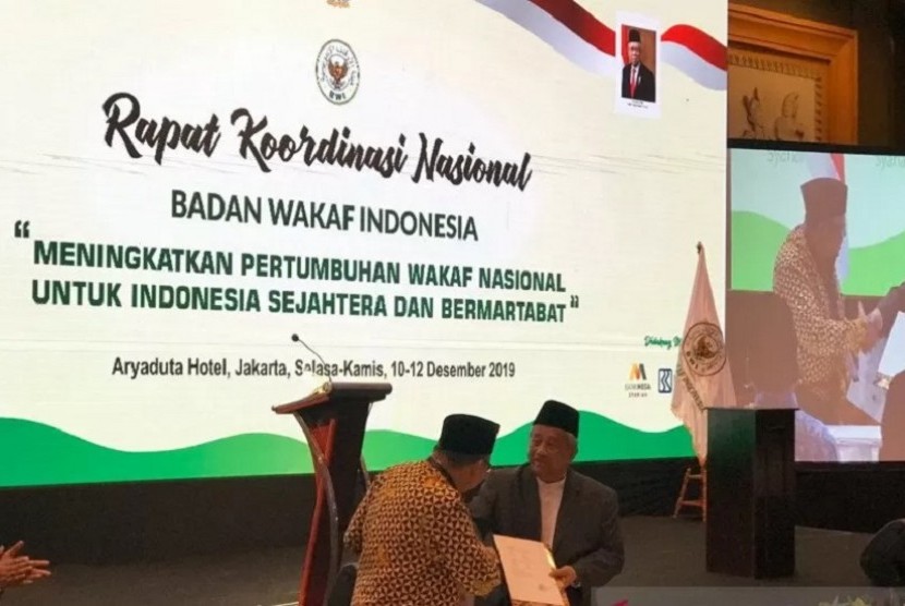 Ketua BWI M Nuh (kanan) menerima perjanjian wakaf dari Presiden Direktur PT Katama Suryabumi Kris Suyanto (kanan) dalam rangkaian acara Rakornas Badan Wakaf Indonesia (BWI).