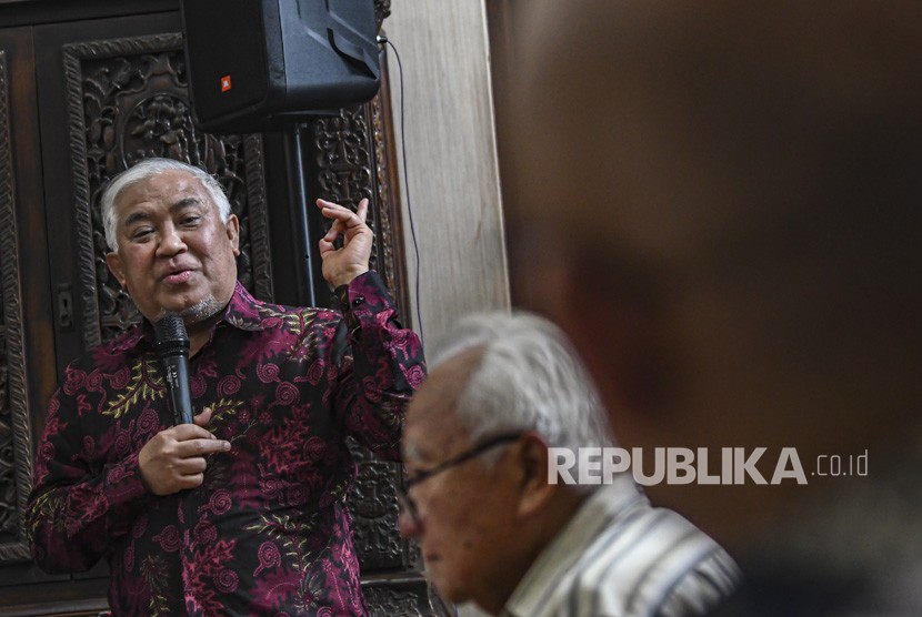 Din: Omnibus Law Harus Berkomitmen Sejahterakan Rakyat. Foto: Ketua CDCC Din Syamsuddin (kiri) memberikan paparan bersama Pakar Hukum Laut Internasional Hasjim Djalal (kedua kiri), pada diksusi publik, di Jakarta, Senin (13/1/2020).
