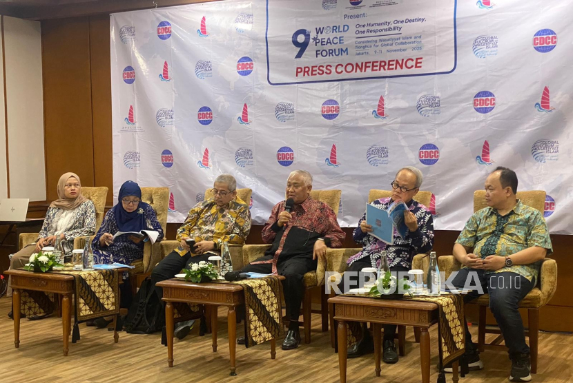 Ketua Centre for Dialogue and Cooperation among Civillizations (CDCC), Prof Din Syamsuddin (keempat dari kiri) dalam jumpa pers penyelenggaraan World Peace Forum IX. Acara itu akan digelar pada  9-11 Nopember 2025 di Jakarta.