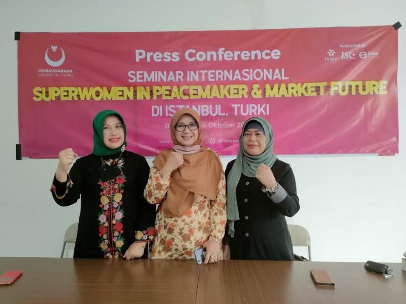 Ketua Country Representative PIT Indonesia Mutia Octaviani (tengah)  mengatakan, Yayasan Persatuan Indonesia Turki, akan mengirimkan 60 delegasi wanita Indonesia dalam gelaran Event SuperWomen In Peacemaker di Istanbul Turki 16-23 Oktober 2021.