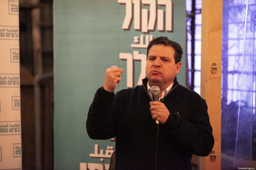 Ketua Daftar Gabungan, gabungan partai-partai Arab, Ayman Odeh berbicara selama kampanye pemilihannya di Tel Aviv, Israel pada 18 Februari 2020. 