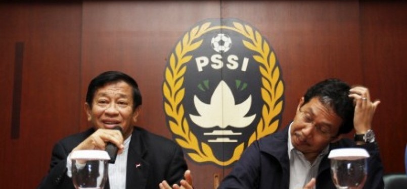 Ketua dan anggota Komite Normalisasi PSSI Agum Gumelar (kiri) dan Joko Driyono memberikan keterangan kepada wartawan di Kantor PSSI, Jakarta.