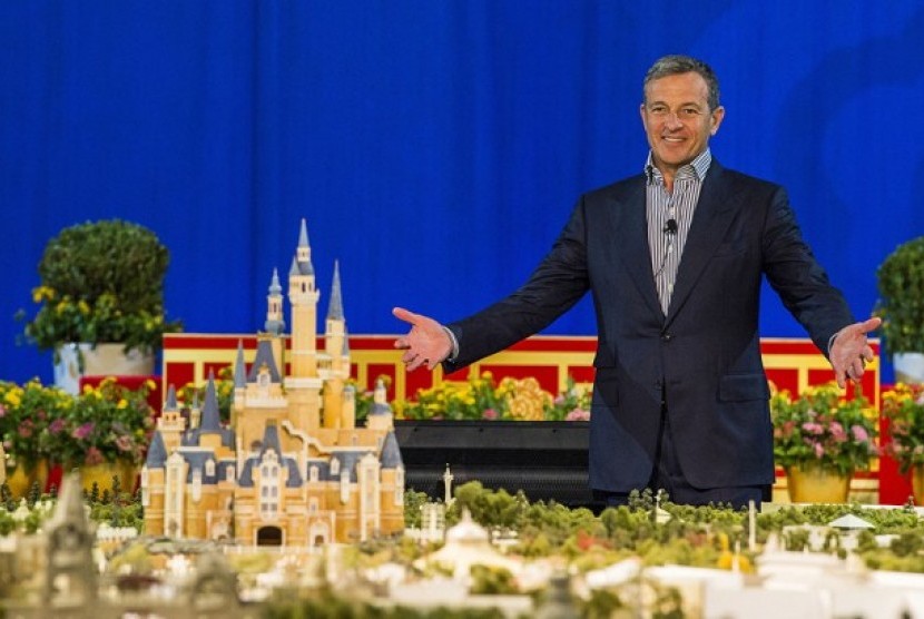 Ketua dan CEO Disney Bob Iger dalam upacara peluncuran miniatur Disneyland di Shanghai, Rabu (15/7). 