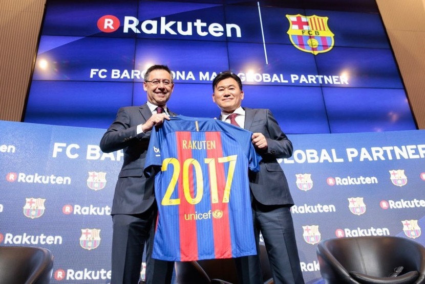 Ketua dan CEO Rakuten Hiroshi Mikitani (kanan) berfoto bersama Presiden Barcelona Josep Maria Bartomeu dalam peluncuran kerja sama sponsorship Rakuten musim depan.