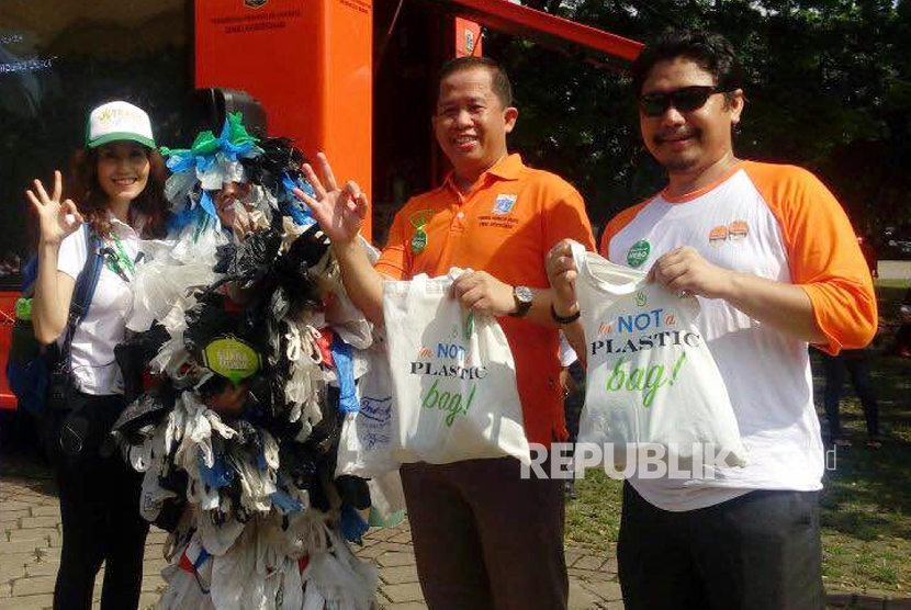 Ketua dan Pendiri Clean Up Jakarta Day Angela Jelita Richardson (kiri), Wakil Kepala Dinas Kebersihan DKI Jakarta Ali Maulana Hakim (tengah), dan Kepala Humas Dinas Kebersihan DKI Jakarta Yogi Ikhwan saat acara Clean Up Jakarta Day 