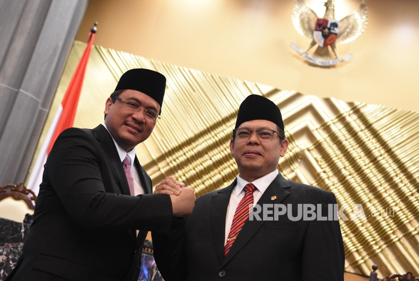 Ketua dan Wakil Ketua Badan Pemeriksa Keuangan (BPK), Agung Firman Sampurna (kiri) dan Agus Joko Pramono (kanan) berjabat tangan usai upacara pengucapan sumpah jabatan di Gedung Mahkamah Agung (MA), Jakarta, Kamis (24/10/2019). 