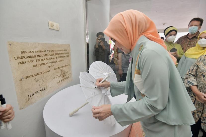 Ketua Dekranasda Jabar, Atalia Praratya Kamil, meresmikan Rumah Belajar Batik.