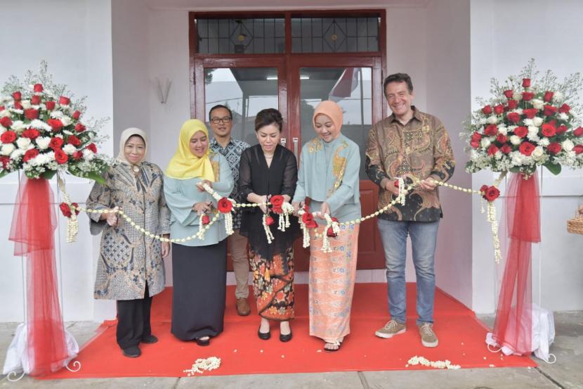 Ketua Dekranasda Jabar, Atalia Praratya Kamil, meresmikan Rumah Belajar Batik di Kecamatan Kawalu, Kota Tasikmalaya, Sabtu (20/8/2022). 