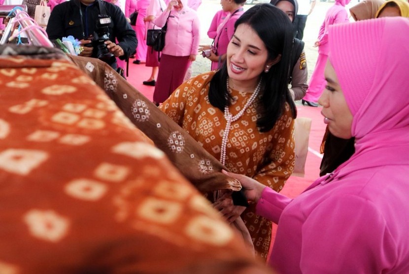 Ketua Dekranasda Kabupaten Muba, Hj Thia Yufada Dodi Reza ikut serta dengan stand nya yang mempromosikan kain jumputan khas Kabupaten Muba yaitu, “Gambo Muba”.