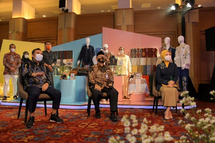 Ketua Dekranasda Provinsi Jabar Atalia Praratya Ridwan Kamil saat  meninjau produk UMKM KKI 2021 di Hotel Savoy Homann, Kota Bandung, Rabu (3/3)