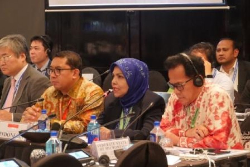 Ketua Delegasi Indonesia di APPF Fadli Zon, Ketua BKSAP Nurhayati Ali Assegaf, dan Anggota BKSAP Yoseph Umar Hadi (dari kiri ke kanan) dalam pertemuan Asia Pacific Parliamentary Forum di Nadi, Fiji, Ahad (15/1).